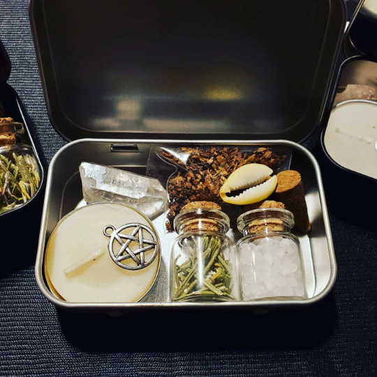 TRAVEL ALTAR in hinged metal tin / Spell Kits / Manifest