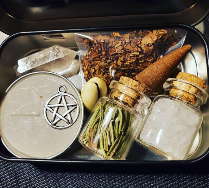 TRAVEL ALTAR in hinged metal tin / Spell Kits / Manifest